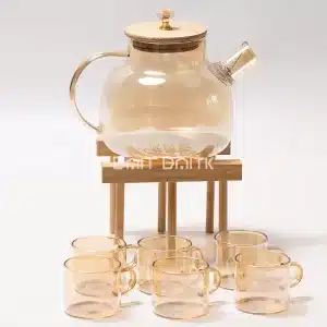أكواب زجاج ضمن طقم إبريق شاي مع حامل بامبو للتنظيم